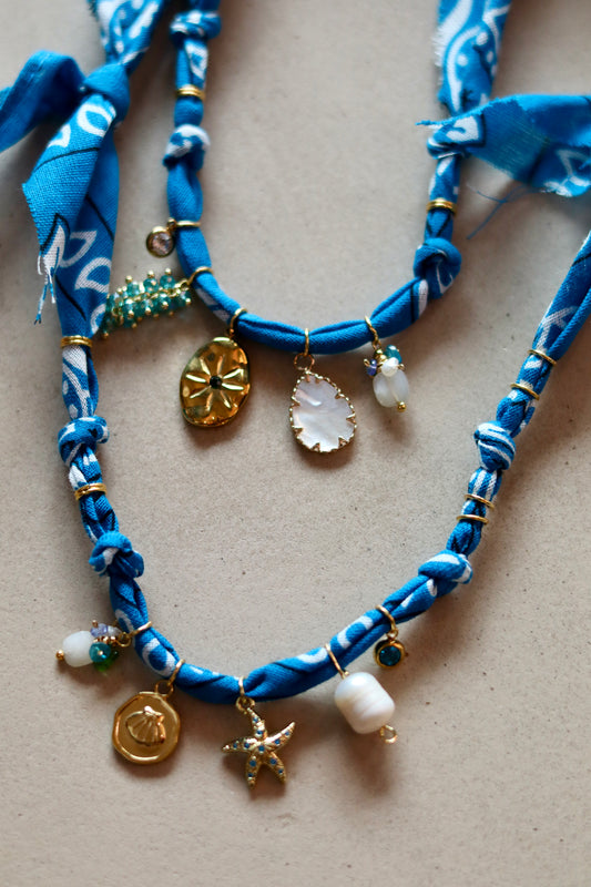 Colliers Badhnati bleu