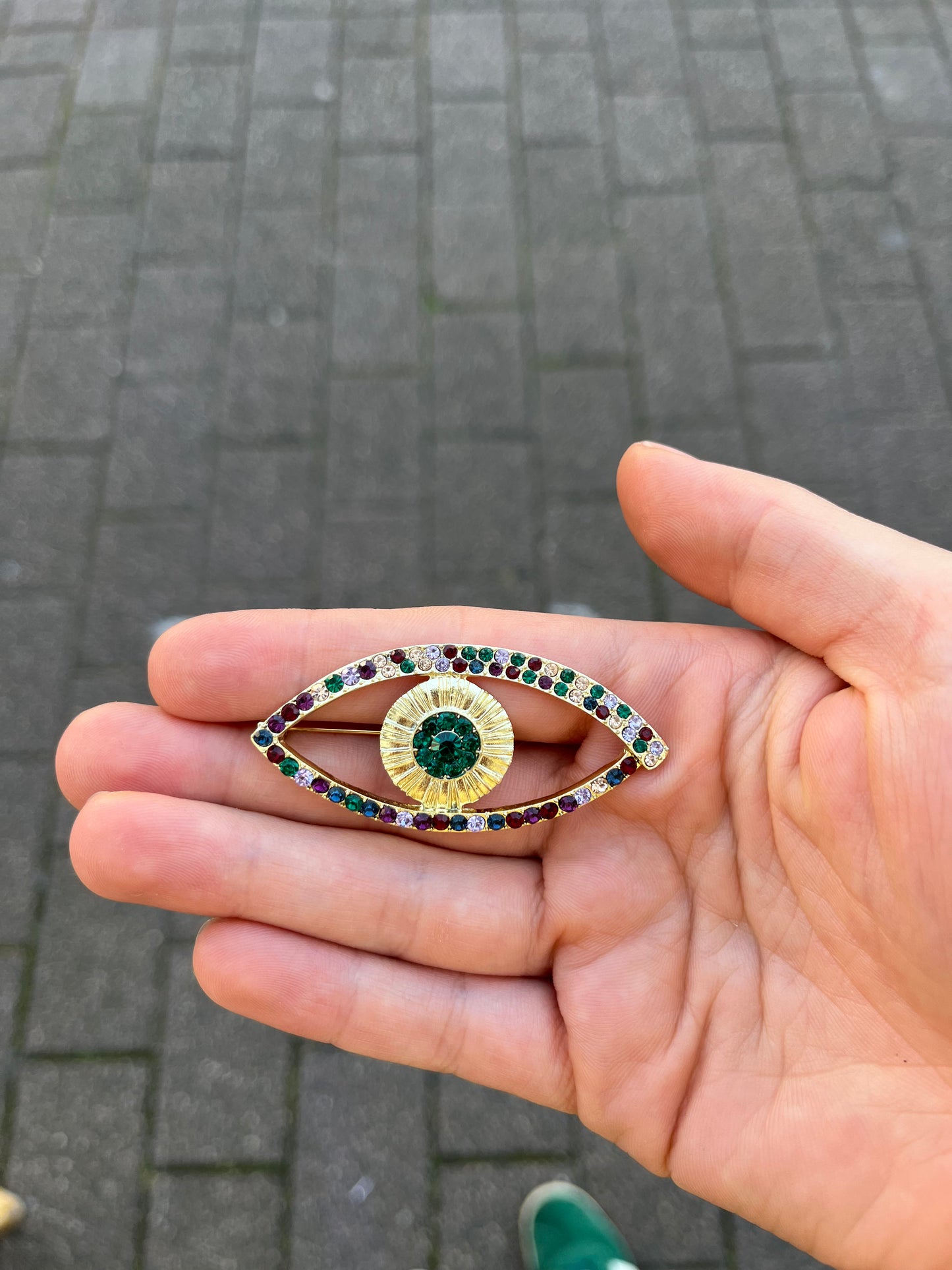 Broche Eyes