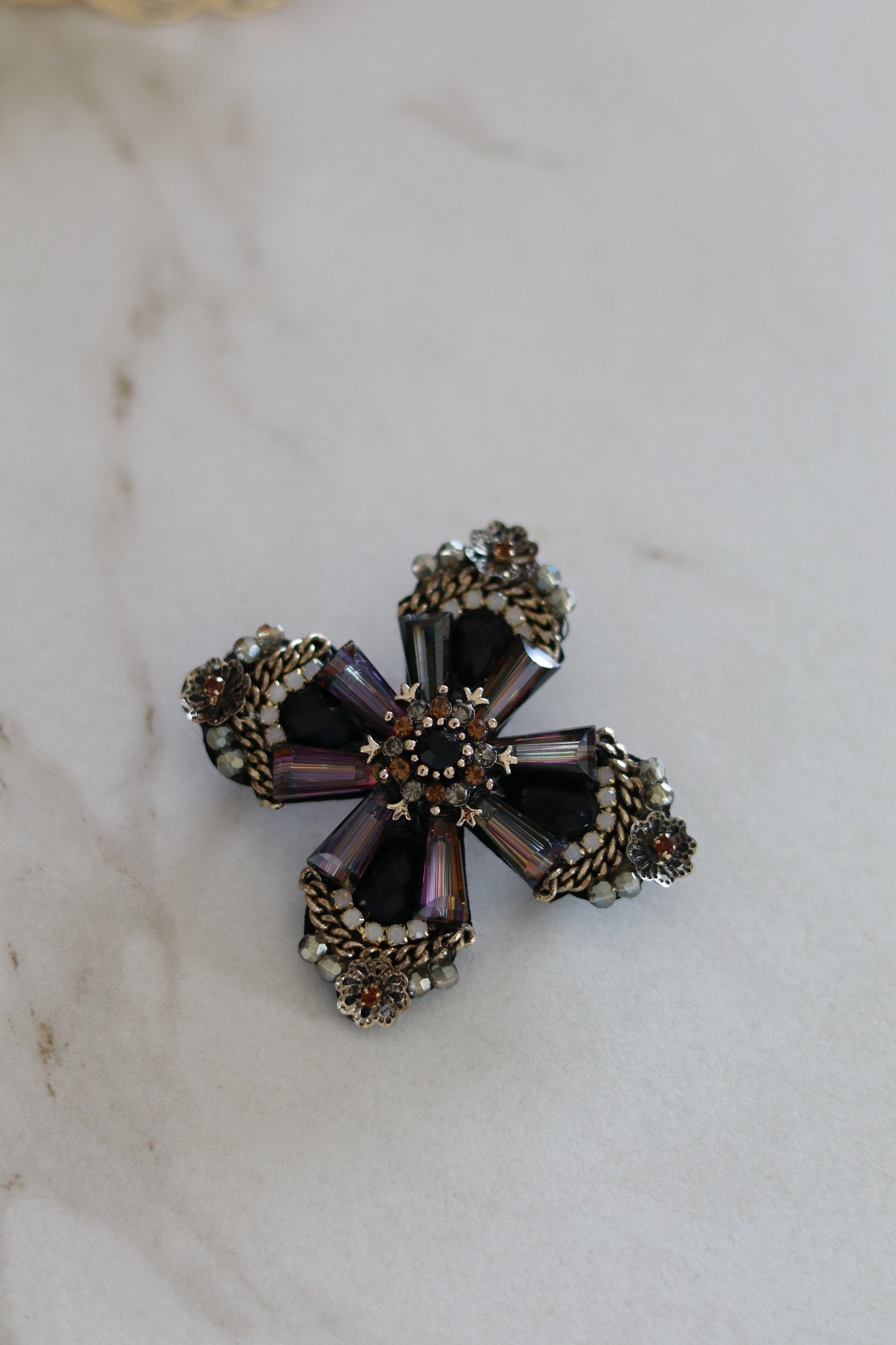 Broche Dilou